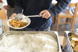 Le restaurant du collège de Nyon-Marens est le premier établissement vaudois à recevoir le label Fourchette verte "Ama Terra" (photo d'illustration). KEYSTONE/GAETAN BALLY